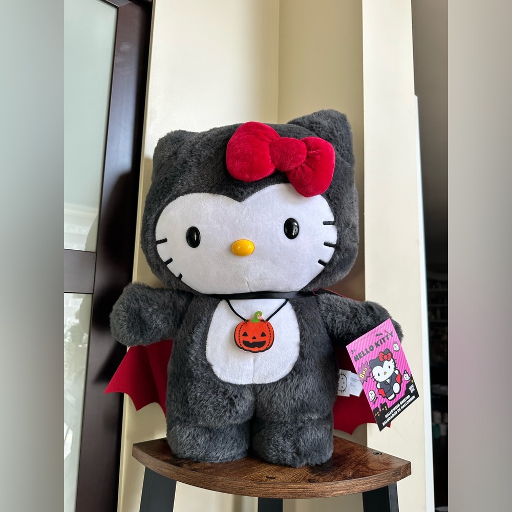 Hello Kitty Vampire Halloween Greeter - Picture 3 of 10